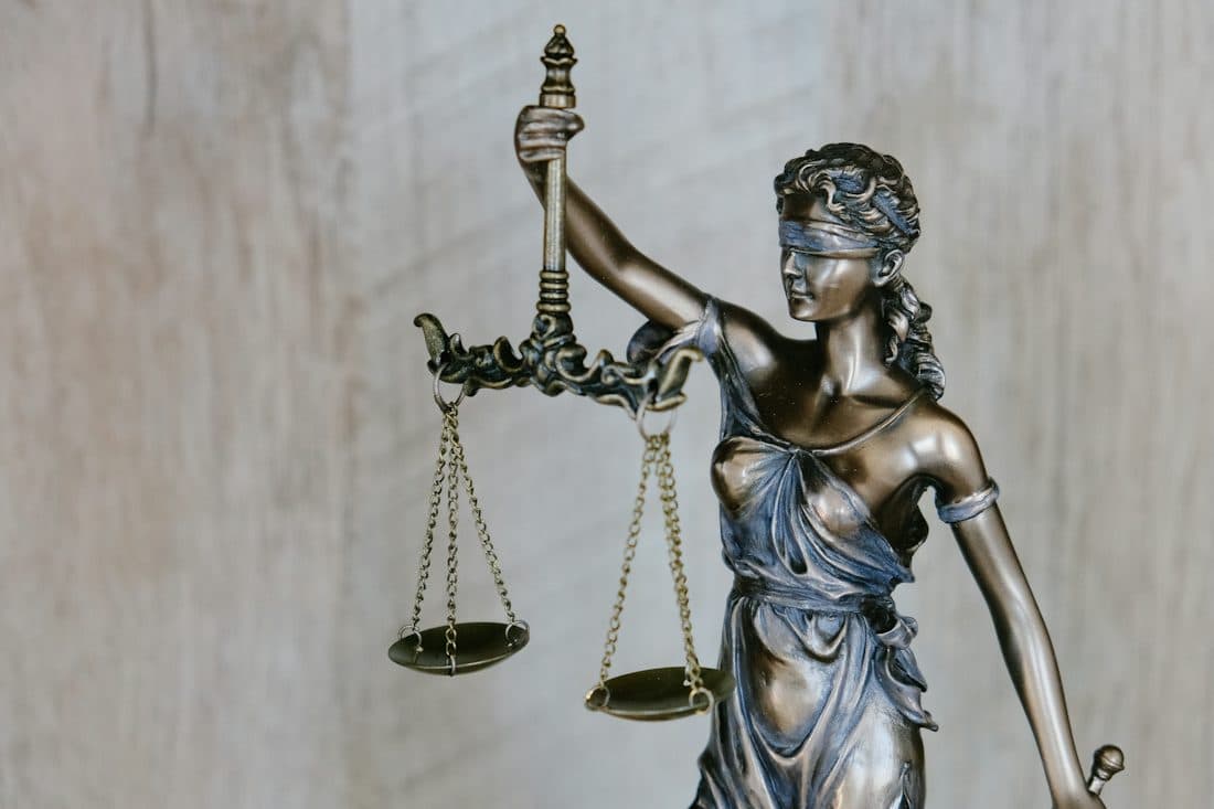 Estátua da Justiça, de olhos vendados, segurando a balança